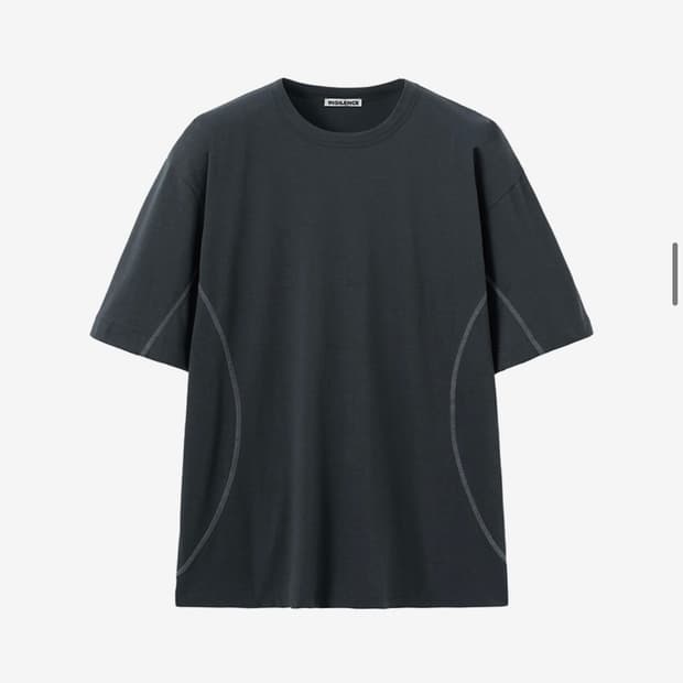 (새상품) 인사일런스 커브드 드레이프 티셔츠 CHARCOAL