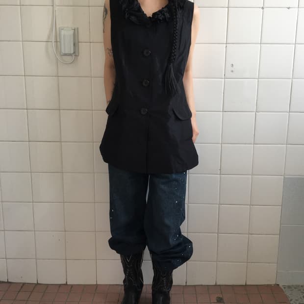 Neck line point glossy vest