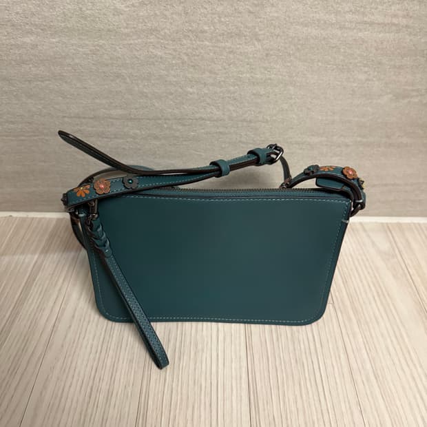 코치 소호 크로스바디 티로즈