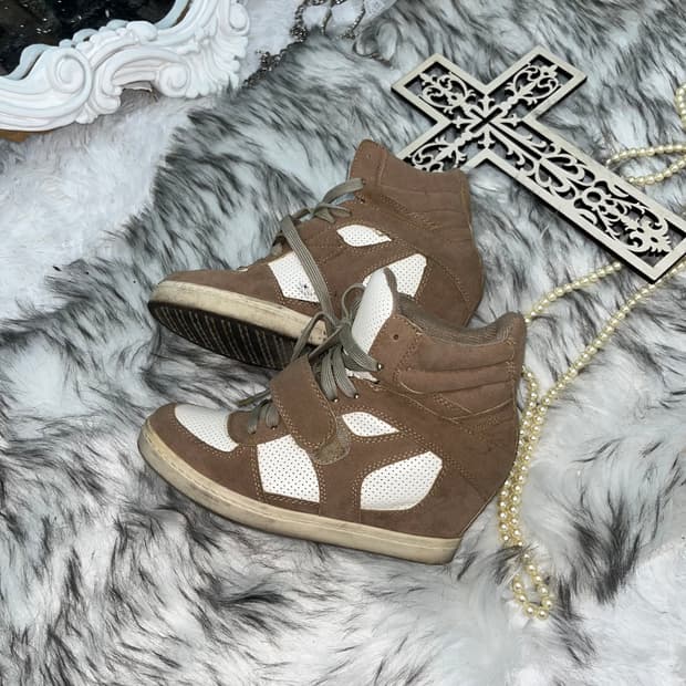 베이지 웨지힐 스니커즈