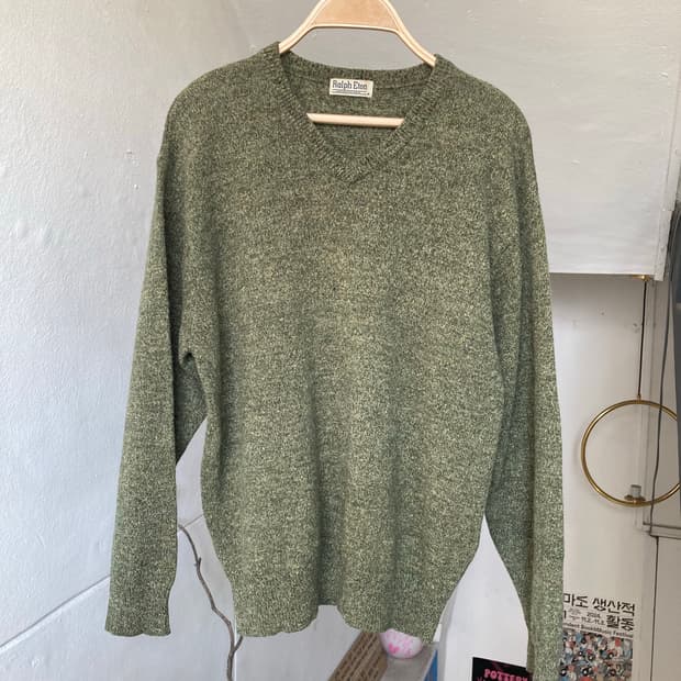 울 100% 쑥색 브이넥 니트