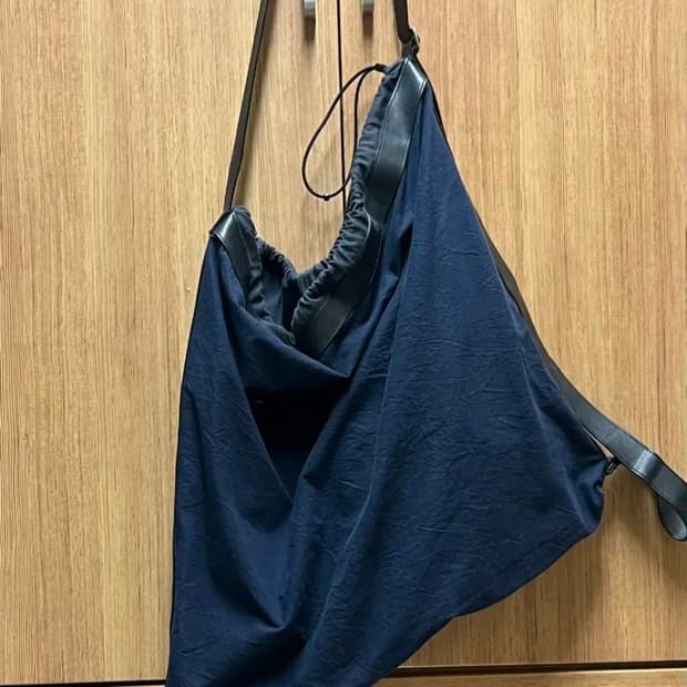 해칭룸 백 네이비