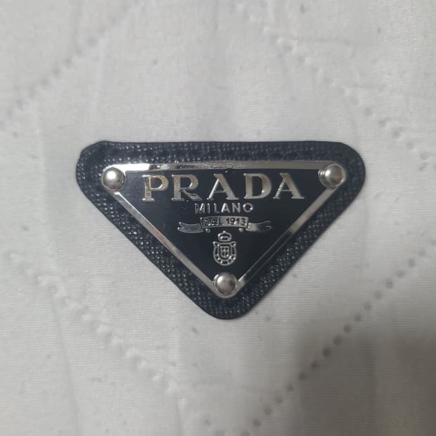 프라다 로고/ 엠블럼