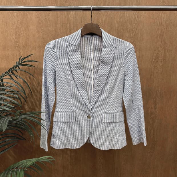 띠어리 코튼 스트레치 테일러드 자켓 블루 스트라이프 패턴 디테일 화이트