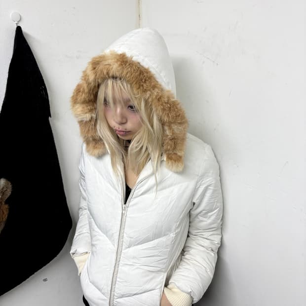 “Vintage” 00’s Ivory Fur White Hoodie Pa