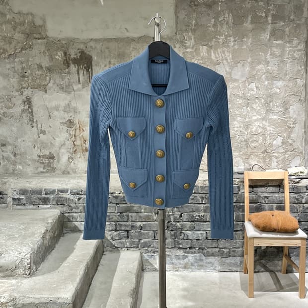 발망 파스텔 블루 포인트엘 숄더패드 금장 니트 가디건