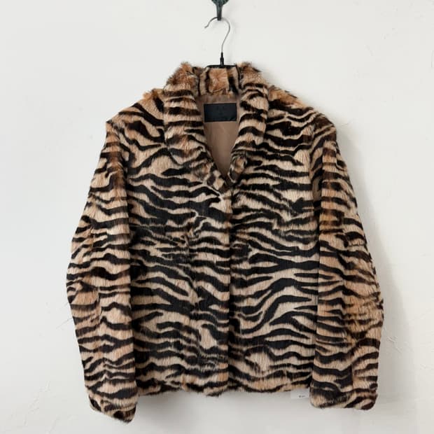 YEEMI 타이거 패턴 래빗퍼 자켓
