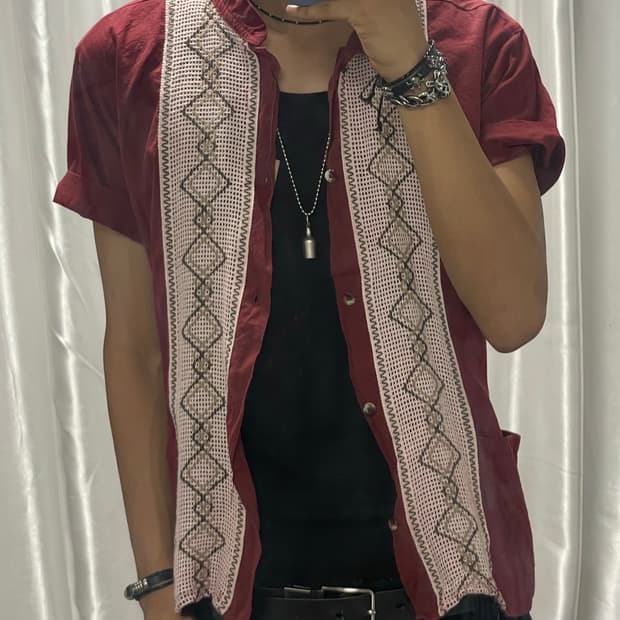 Burgundy embroidered short-sleeved shirt