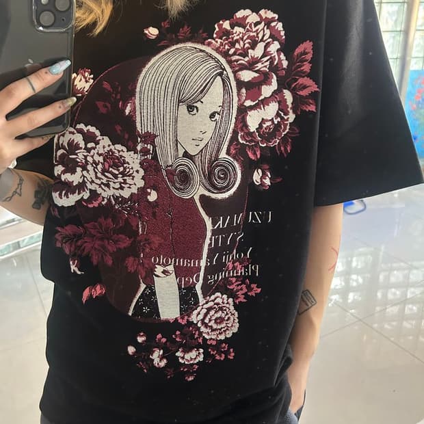 ITO -UZUMAKI- TEE 우즈마키 - 꽃과 키리에 그래픽 티셔츠