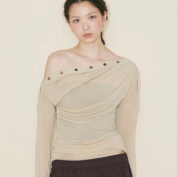 유우프 버튼 오프 숄더 티셔츠 - 오트밀