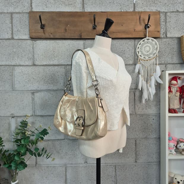 코치 메탈릭 소호 버클쇼퍼백