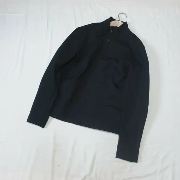 코스 블랙 집업 자켓