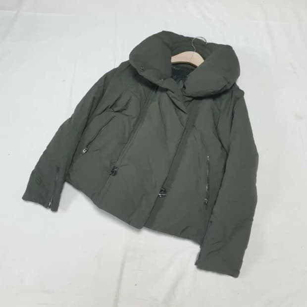 지컷 구스다운 카키 숏 패딩