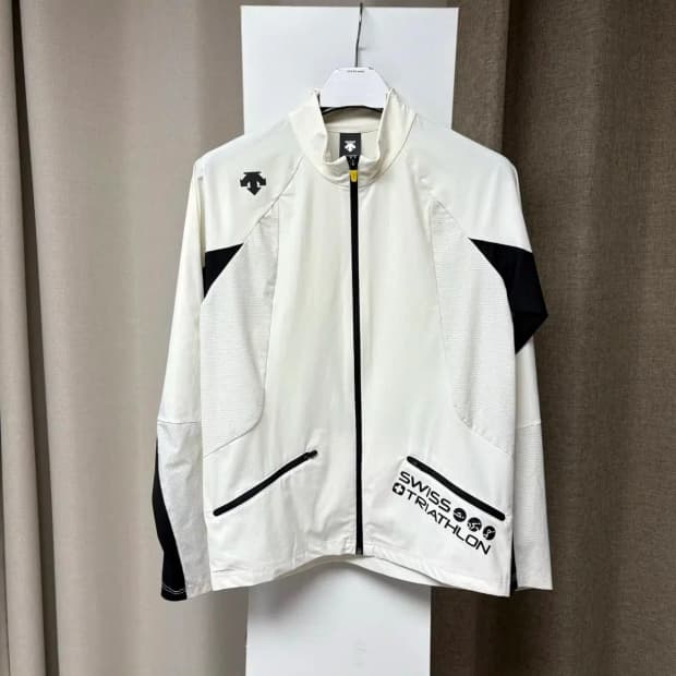 데상트 트라이애슬론 트레이닝 집업 100