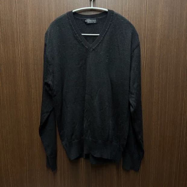 입생로랑 V넥 니트 100