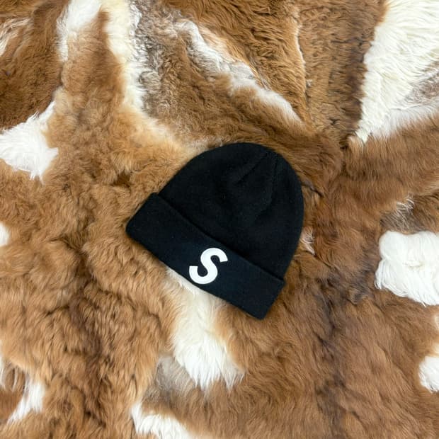 슈프림 뉴에라 S 로고 비니 블랙