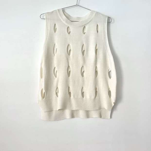 Punching hole sleeveless knit / ivory