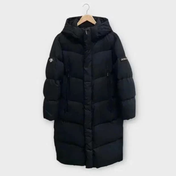 데상트 올블랙 덕다운 롱패딩 90
