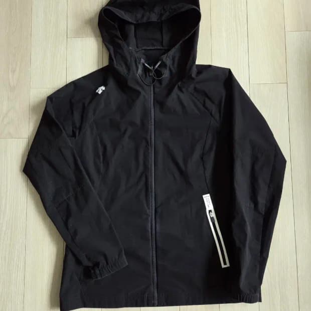 데상트 경량 후드집업