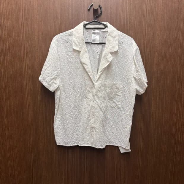 H&M 아일렛 펀칭 반팔 블라우스