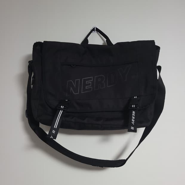 NERDY 널디 블랙 메신저백 가방 크로스백