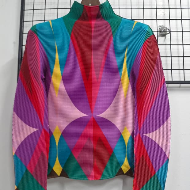 90-95M/55-66 미 이세이미야케  패턴 폴라넥 긴팔티셔츠.