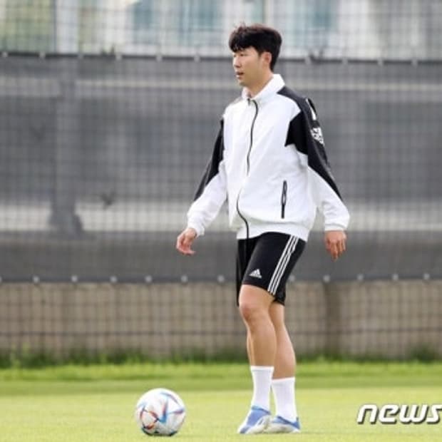 95 ) 아디다스 손흥민 에센셜 우븐 바람막이