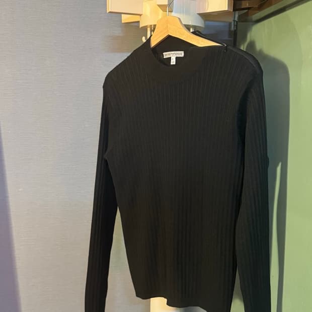 엠포리오 아르마니 어깨 절개 니트