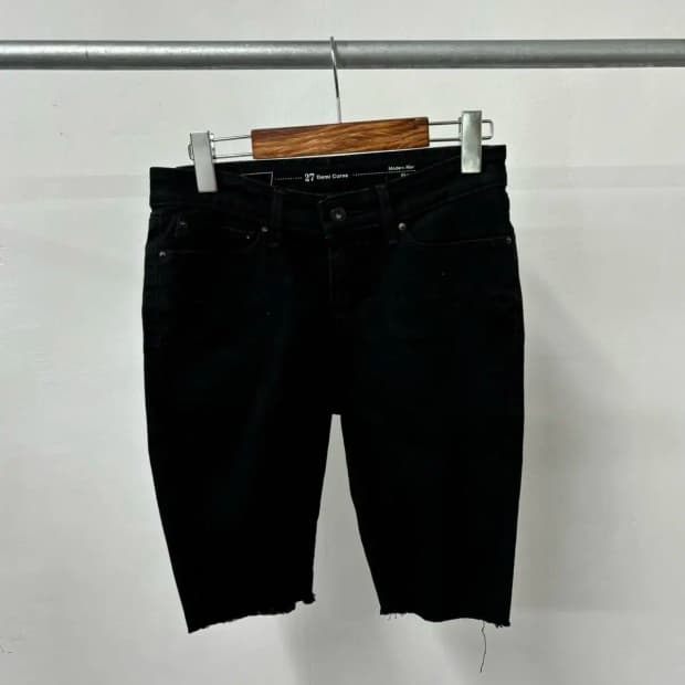 리바이스 여성 데미커브 커팅 흑청반바지 데님 숏팬츠(27) 급처해요