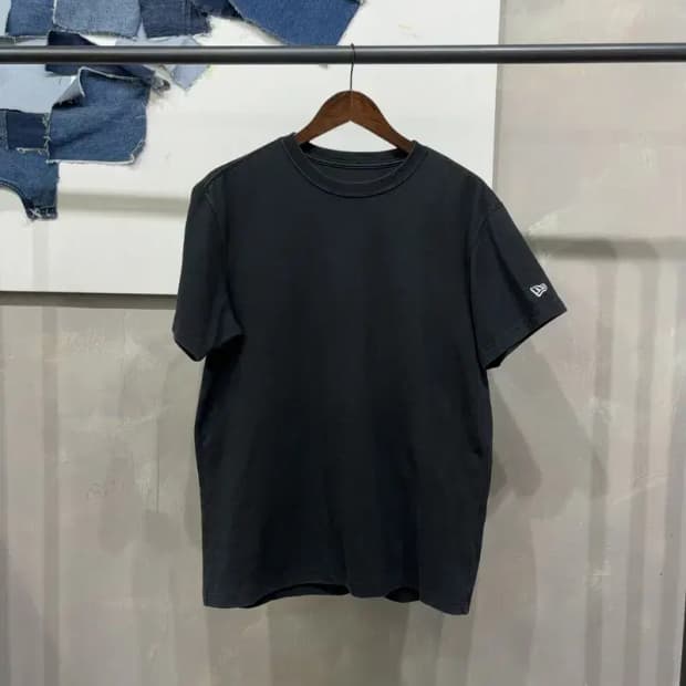 (105) 뉴에라 캐주얼 스트릿 자수 블랙 반팔 티