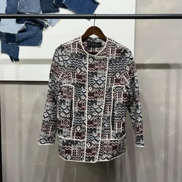 (90) 자라 ZARA 여성 캐주얼 에스닉 자카드 노카라 자켓