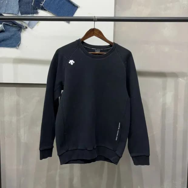 (100) 데상트 캐주얼 스포츠 로고 프린팅 블랙 맨투맨 긴팔 티