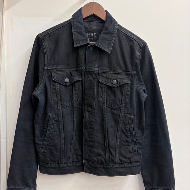 N12. 갭 흑청자켓