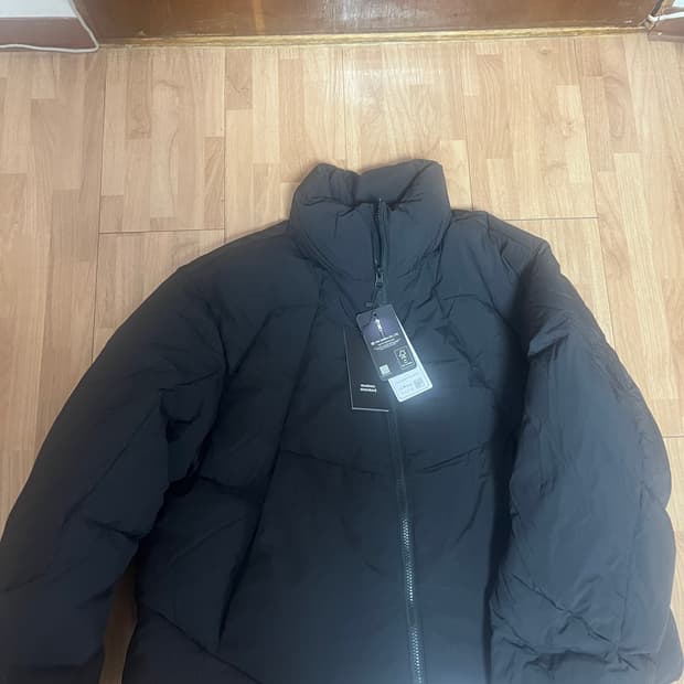 무탠다드 스트럭처드 다운 푸퍼 숏패딩 새상품 판매합니다.