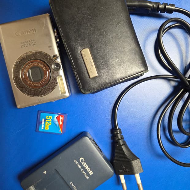 캐논 익서스 50, 아이유 디카