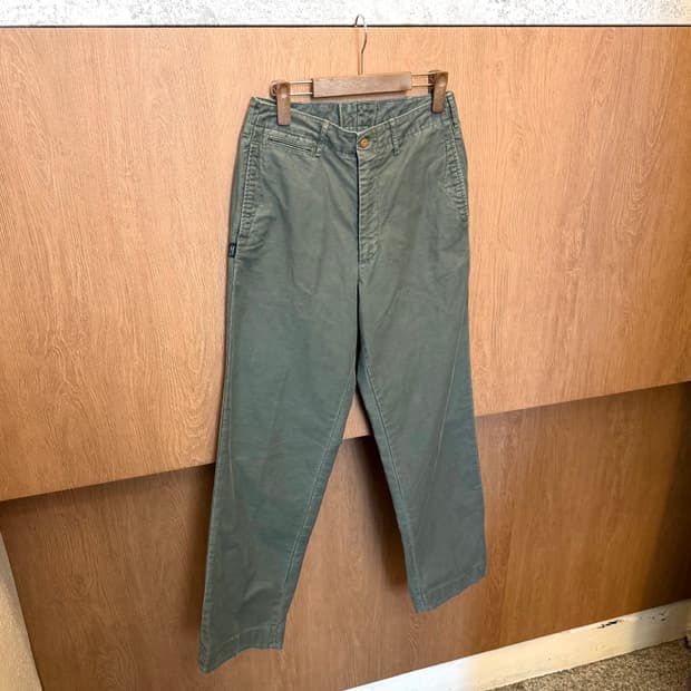 아비렉스 밀리터리 치노 팬츠 슬래시 포켓 디테일 스트레이트핏 카키