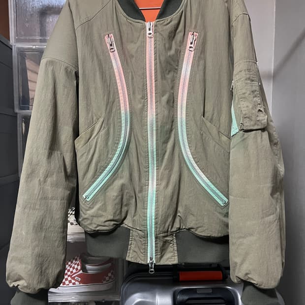 더뮤지엄비지터 스프레이 봄버 XL