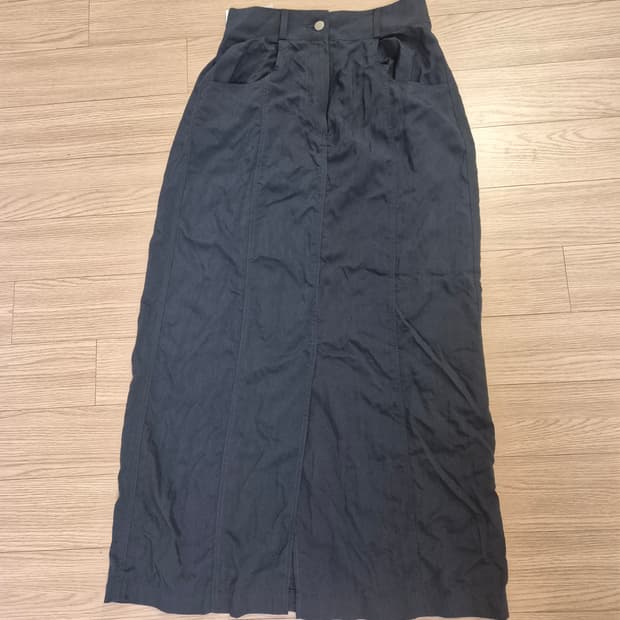 (새상품) 에잇세컨즈 아웃포켓 맥시스커트 네이비