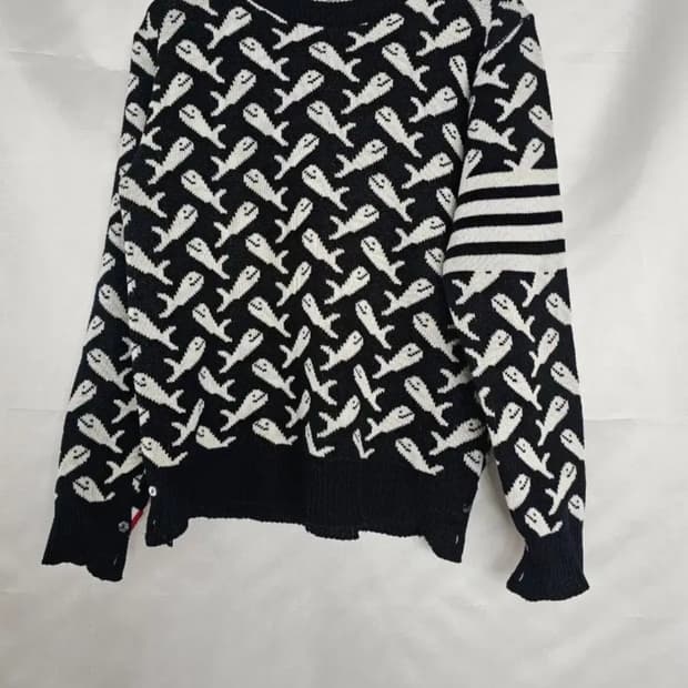 톰브라운 시그니처 아이템인 사선 완장니트