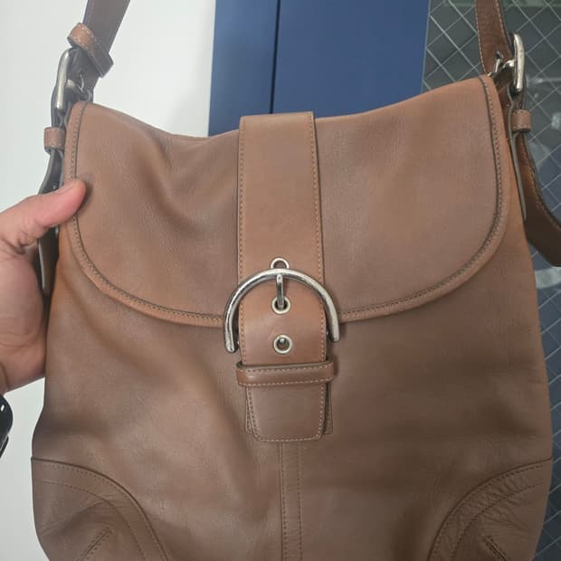 코치 소호 버클 남성 크로스백 브라운