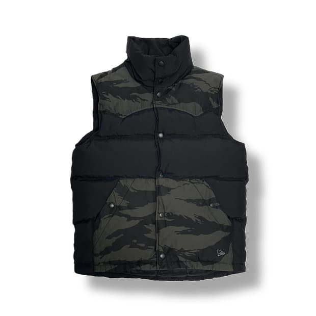 뉴에라 타이거 카모 덕다운 패딩 조끼