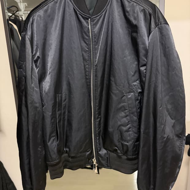 디올 22fw 시그니처 자수로고 새틴봄버 54(110)