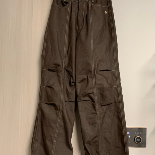 아캄 핀턱 데님 브라운