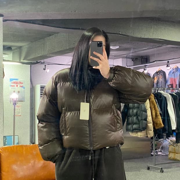 무드 인사이드 스트링 브라운 다운 숏패딩 B3825