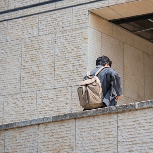 마지언타이틀 올데이백 럭색 백팩 베이지