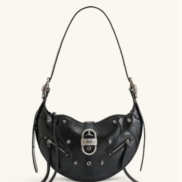 [JW PEI] Tessa 크러쉬드 숄더백 - 블랙 팝니다