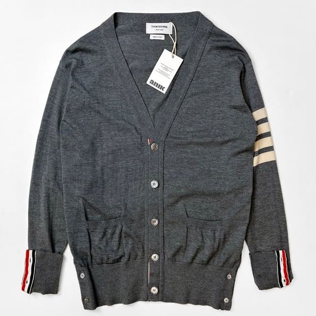톰브라운 시그니처 사선 완장 V넥 울 니트 가디건 PN5233
