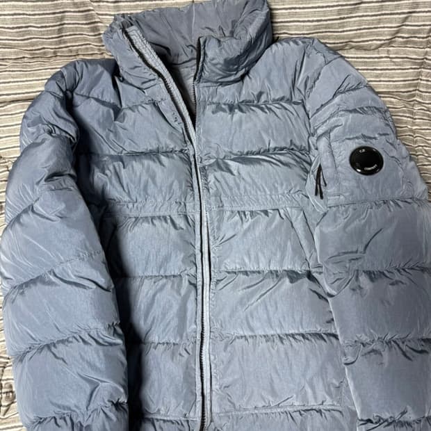 CP컴퍼니 크롬-R 다운 자켓 패딩 스톤 블루 M