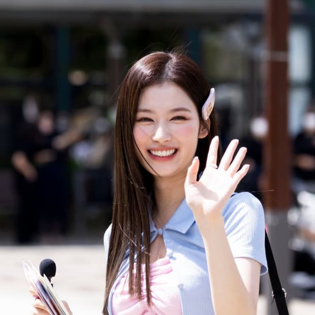 미우미우 헤어핀 사나착용