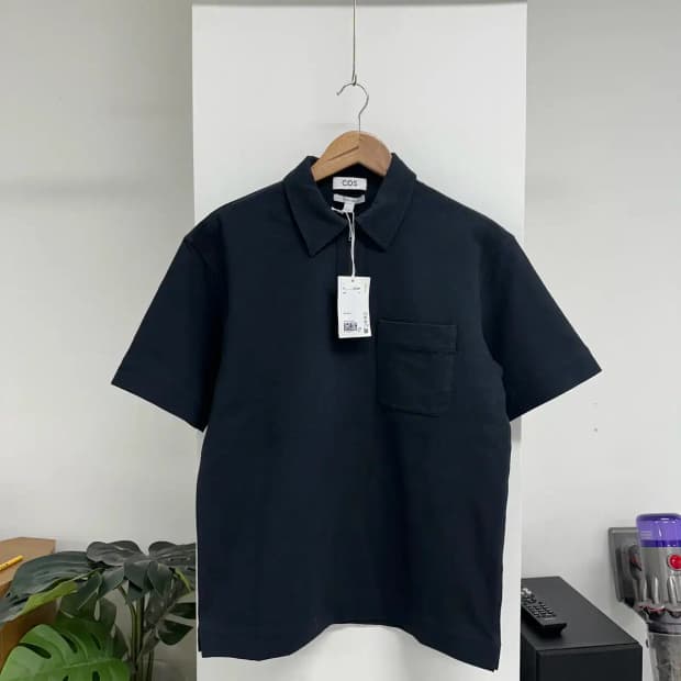 (새제품) COS 코스 블랙 집업 카라 티셔츠